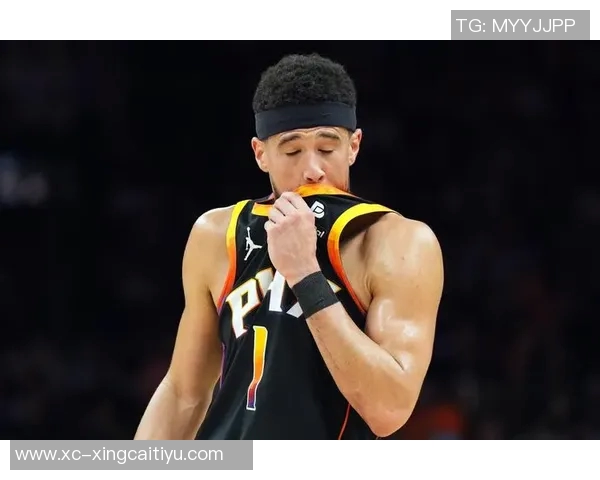 布克手感低迷却助攻频频半场仅得6分4失误展现团队配合